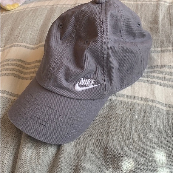gray nike hat womens